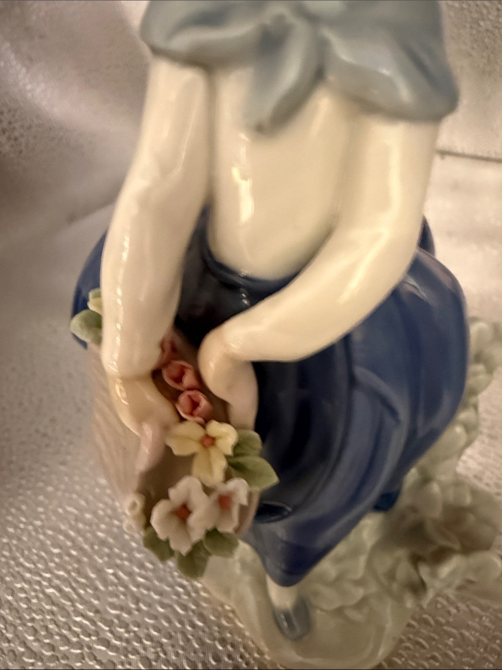 Lladro  Amazing Pretty Pickings Figurine - Picture 4 of 16